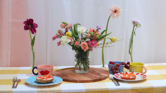 Fresh Easter Flowers for Under €35: A Simple Spring Table with The Crate